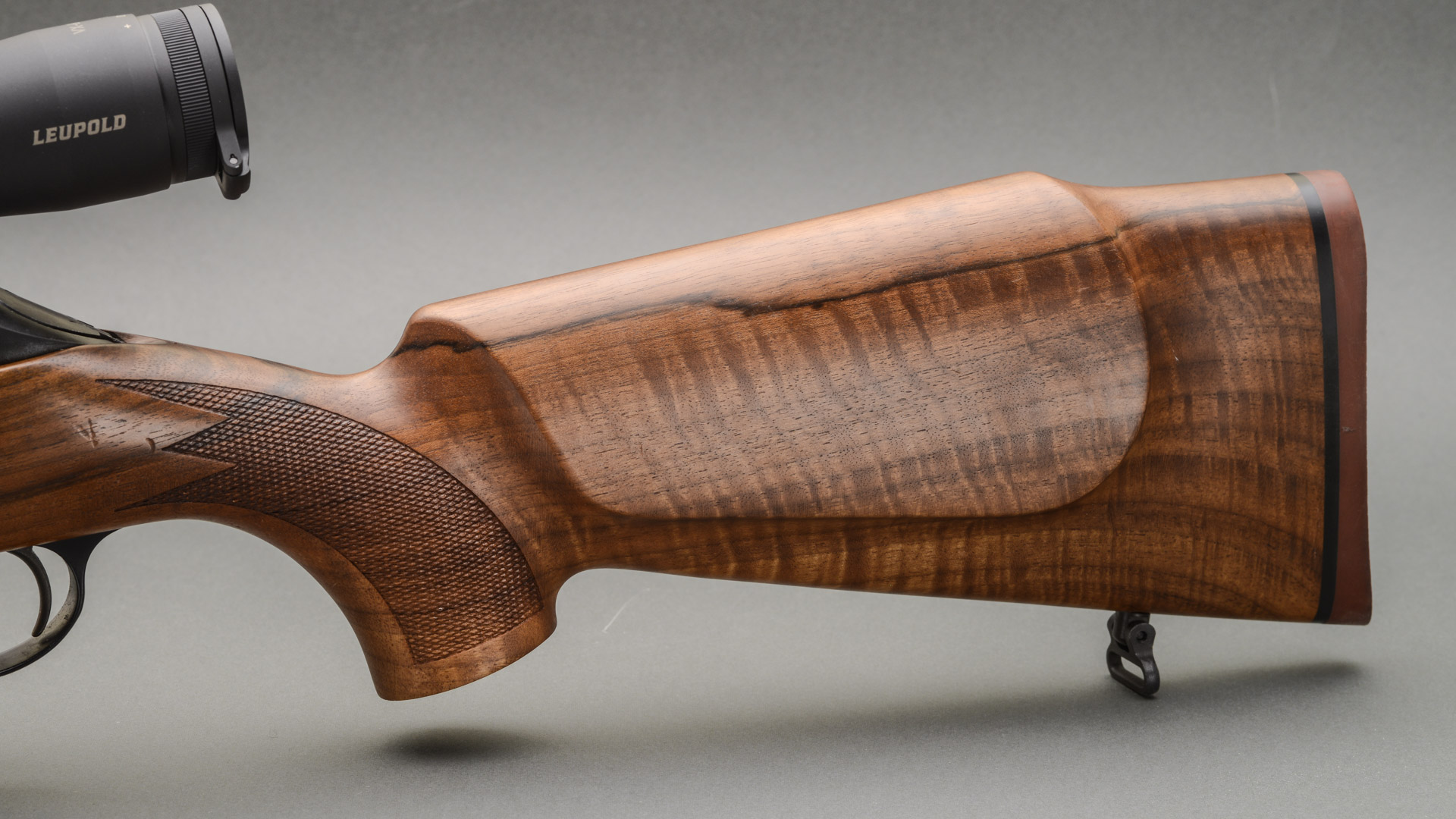 L'arma con calciatura in legno porta una pala con profilo Montecarlo. Sono disponibili anche tre allestimenti in polimero