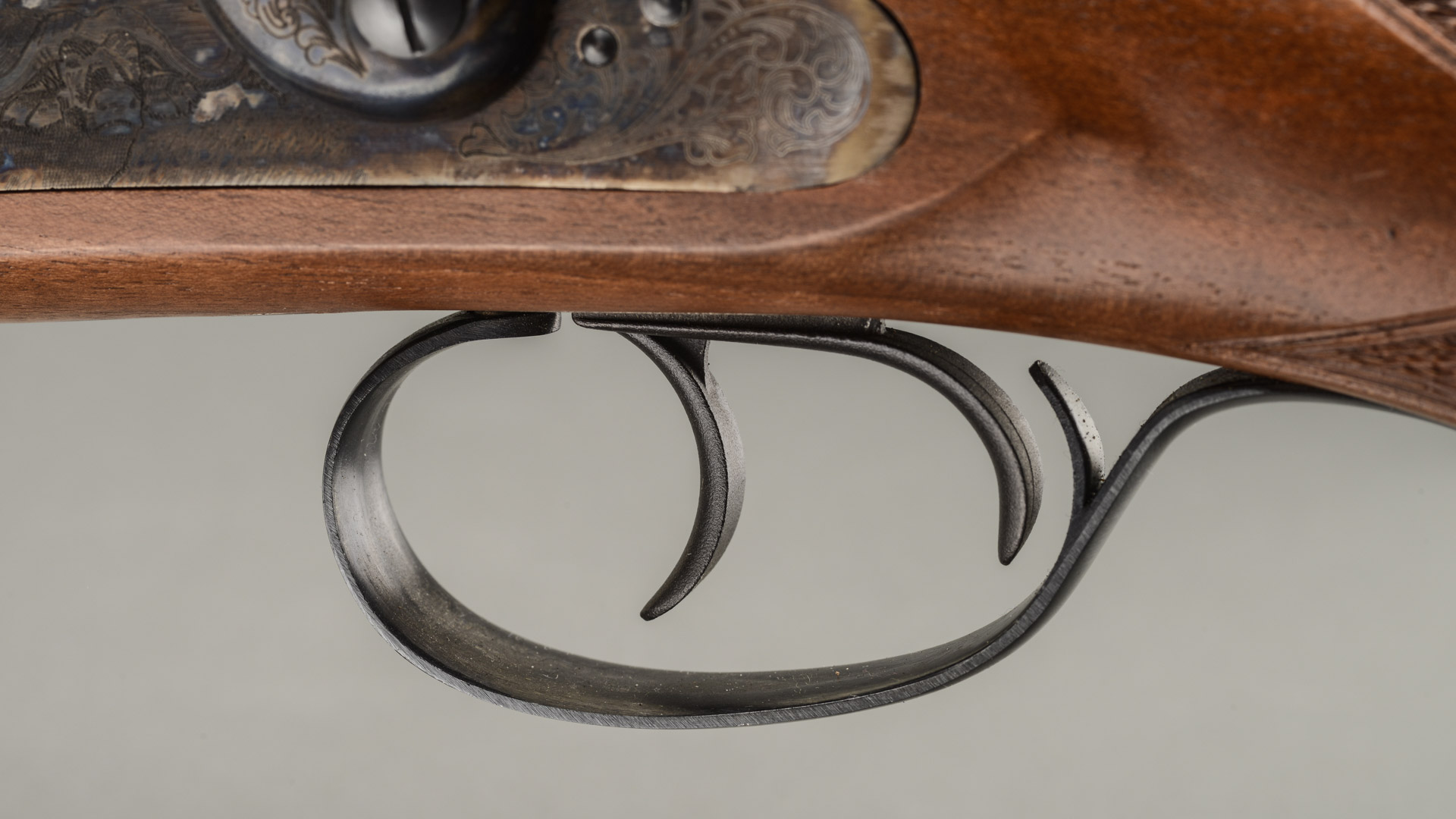 La ridondanza tipica della carabina express si evince anche dalla presenza di un doppio sistema di scatto e da due grilletti