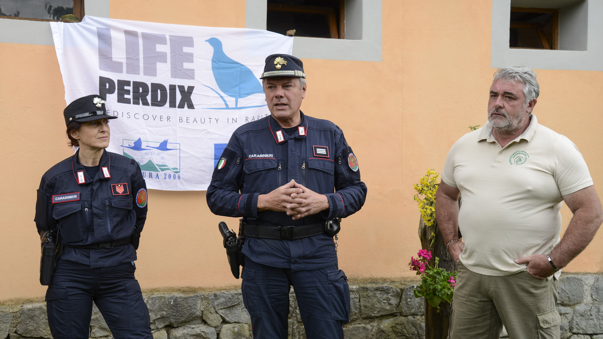 Il maresciallo capo Stefano Santini, dei Carabinieri forestali, illustra le azioni svolte al Centro faunistico di Bieri (LU)