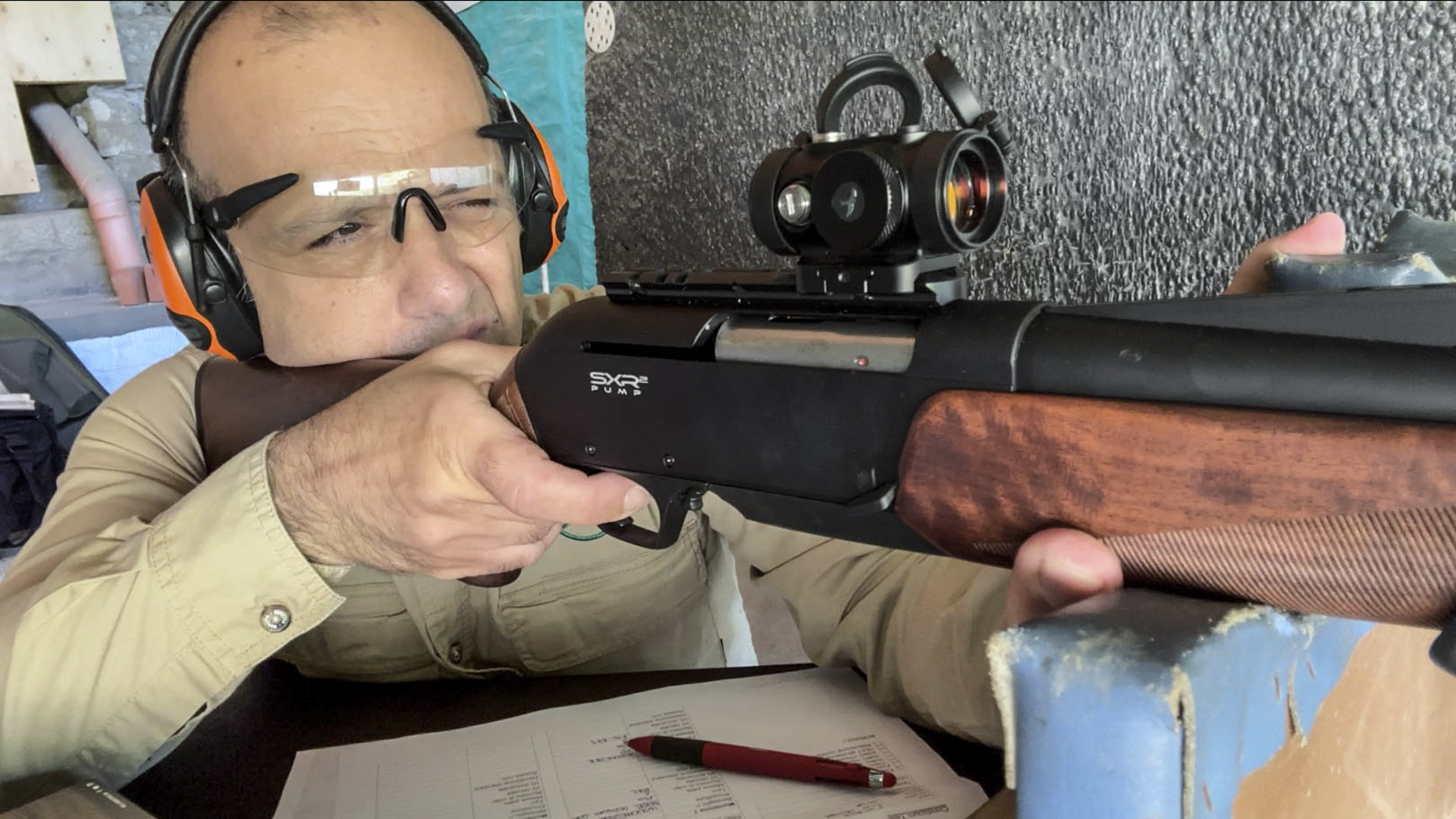 Matteo Brogi, l'autore, durante la prova in poligono della carabina Winchester SXR2 Pump, in allestimento Field e calibro .30-06 Springfield