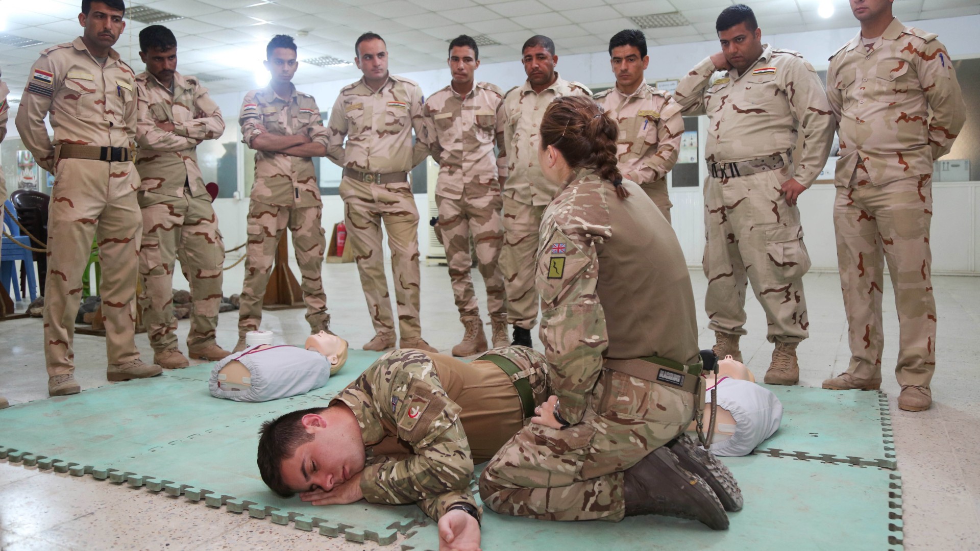 Conoscenze mediche di base: soldati britannici assegnati al Royal Army Medical Corps dimostrano la posizione di sicurezza ai soldati iracheni iscritti al corso Iraqi Combat Medics durante un'esercitazione medica