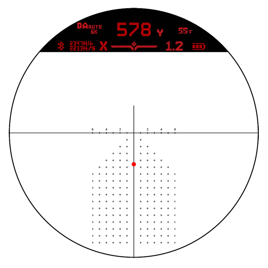 Nella parte superiore dell’oculare è presente il display HUD (Heads Up Display) in grado di fornire 10 campi per i dati. Tra questi, le indicazioni della velocità del proiettile e della sua energia residua alla distanza telemetrata forniscono un parametro fondamentale per valutare l’efficacia del tiro (funzione Shot Call). La X evidenziata in questo caso nel display sconsiglia di ingaggiare il selvatico