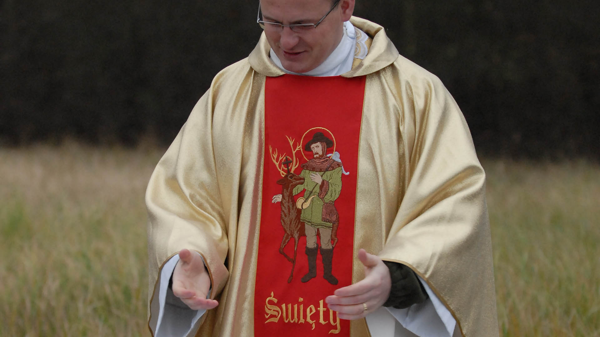 Padre Bartłomiej Polański durante una messa sul campo dedicata a Sant'Uberto