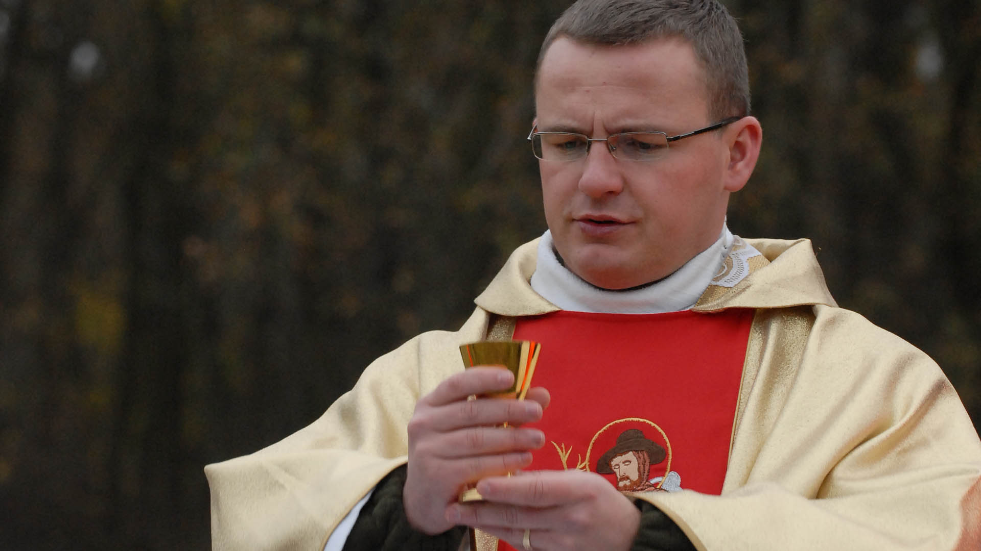 Padre Bartłomiej Polański durante una messa sul campo dedicata a Sant'Uberto