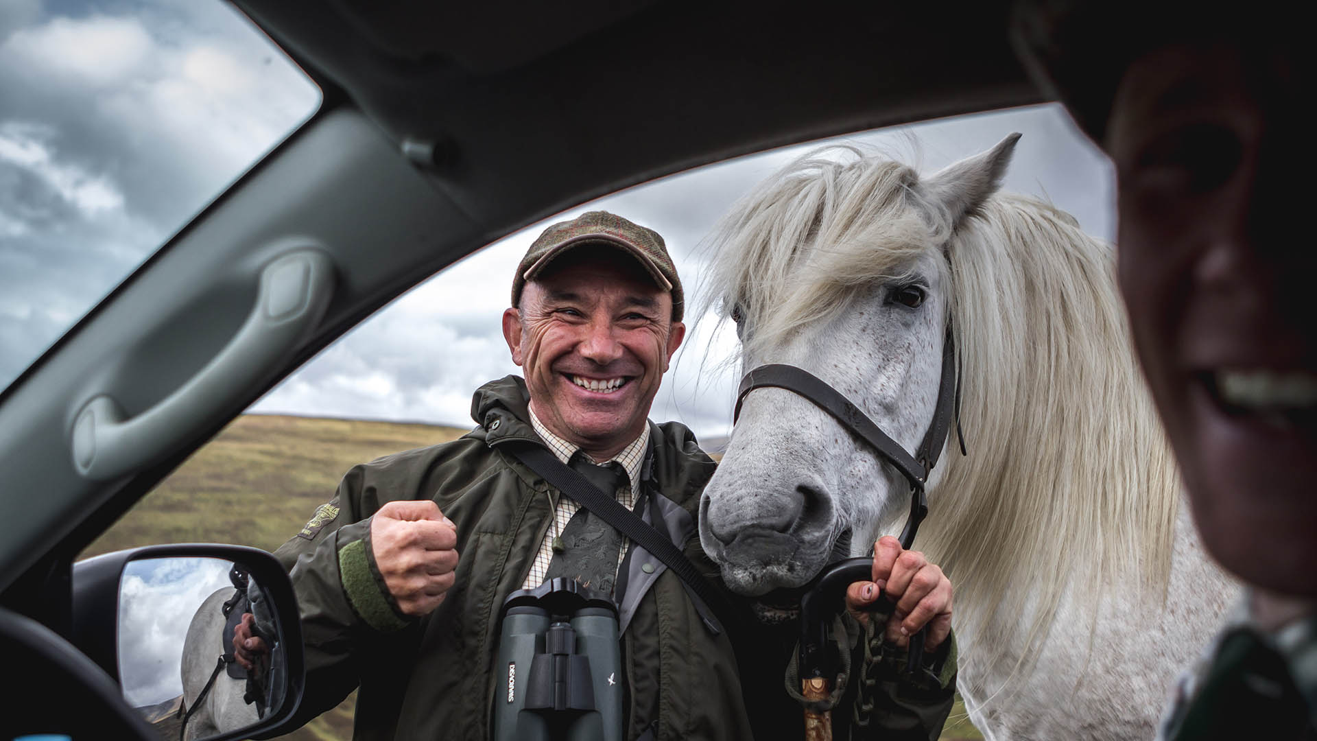 Il ghillie Ewen segue l'azione con il suo pony razza garron, preferito a ogni altro mezzo per il trasporto dei selvatici abbattuti