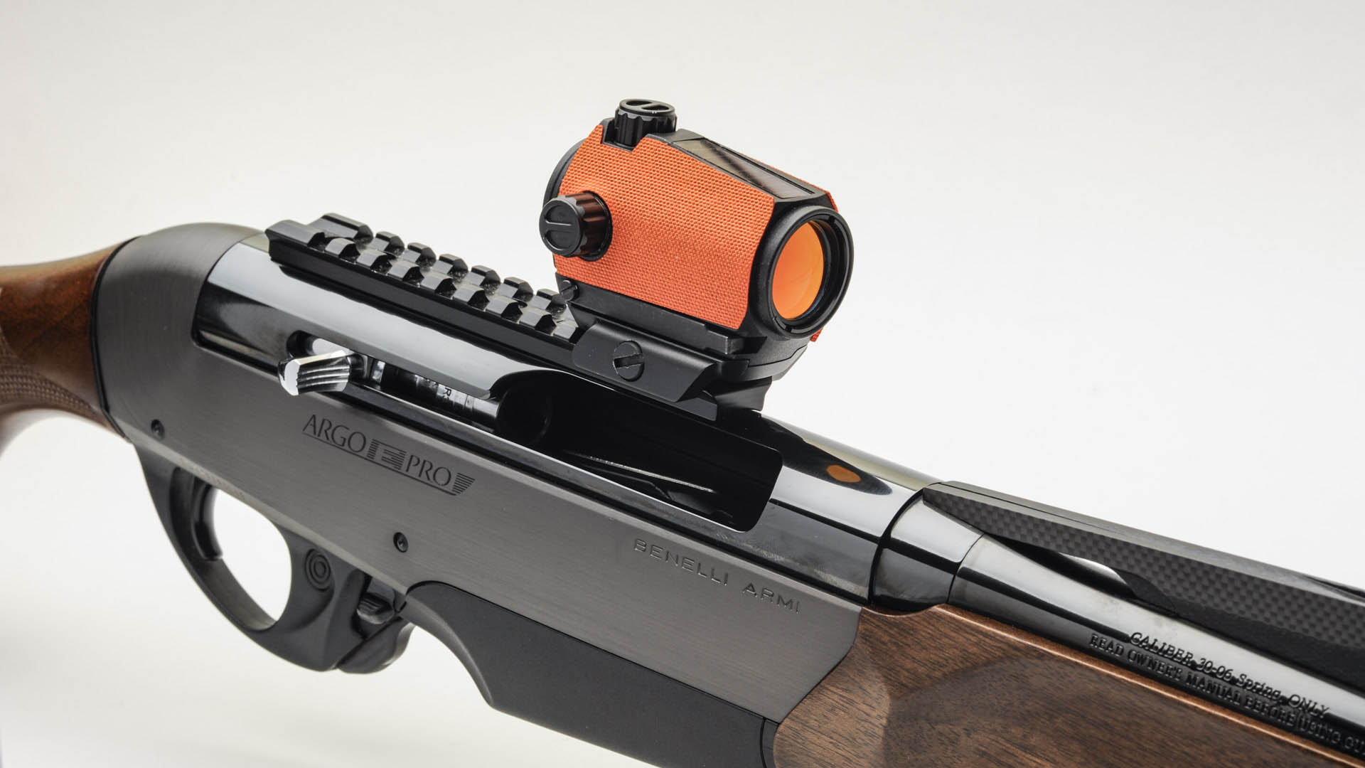 Il punto rosso a tubo Sightmark MTS Mini Solar con il kit camo Blaze orange montato su una carabina semiautomatica: la caccia al cinghiale è la sua destinazione d'elezione