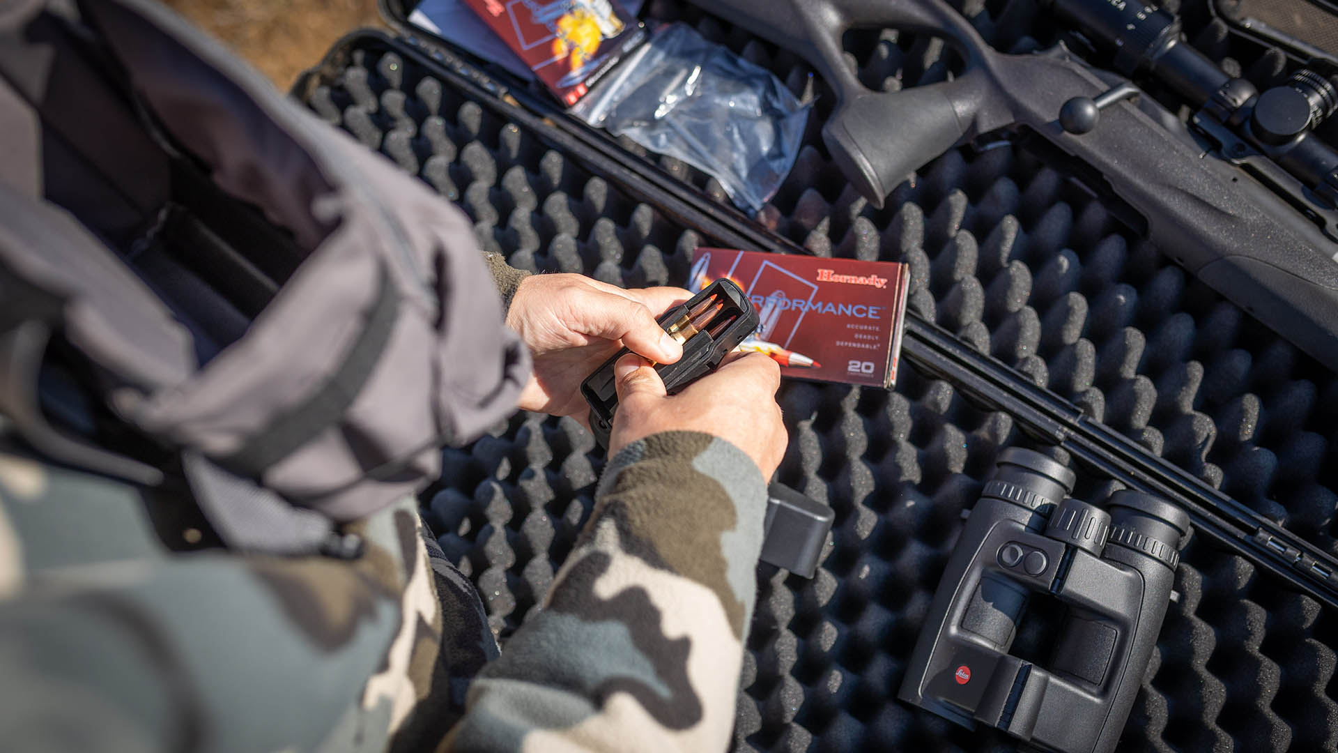 L'attrezzatura di Simon prevede carabina Blaser, munizioni Hornady e ottiche Leica (i dettagli sono nel box)