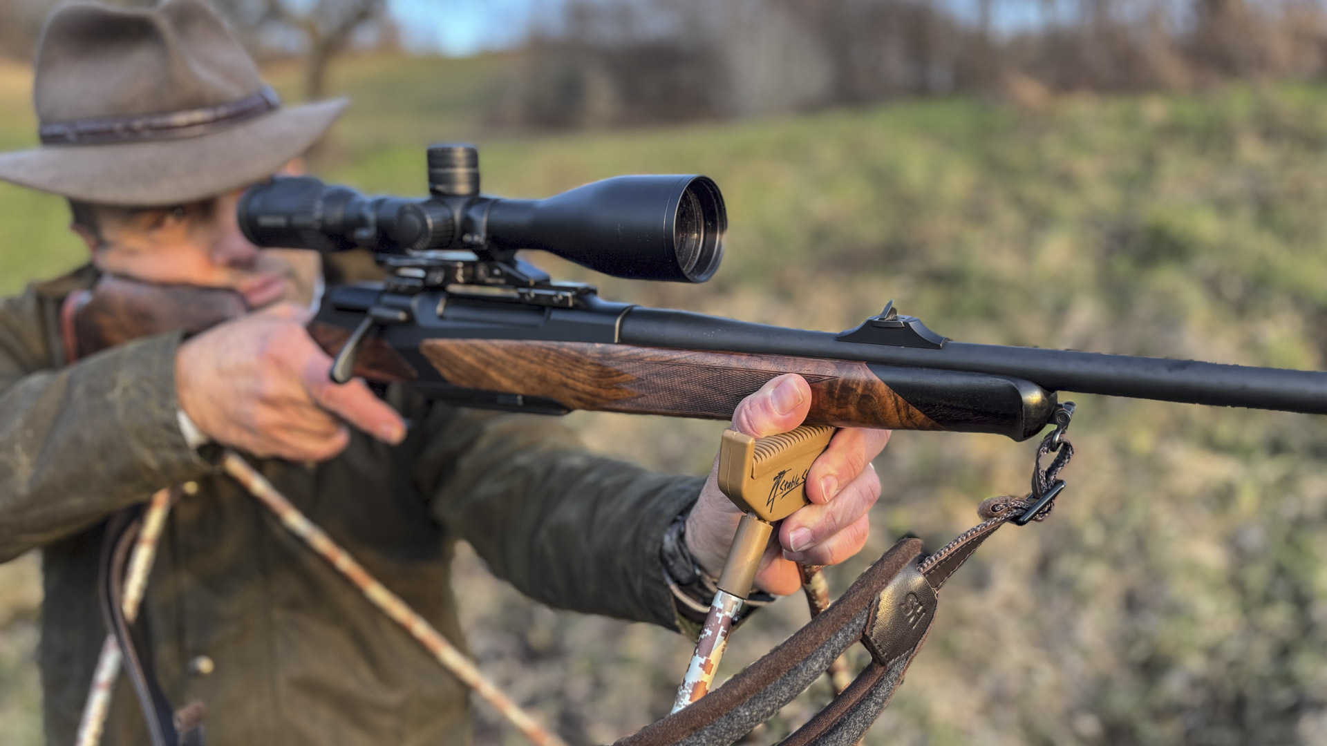 I bastoni di 4 Stable Sticks forniscono due punti di appoggio sul terreno e altrettanti punti di contatto con la carabina, così da garantire la massima stabilità