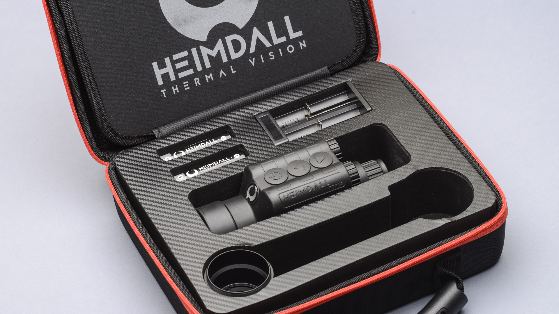 Lo Heimdall Fokus X 350 viene fornito in una valigetta che contiene il carica-batterie e gli anelli necessari al montaggio. Sono inoltre presenti i cavi per il trasferimento dei dati e le istruzioni, in italiano