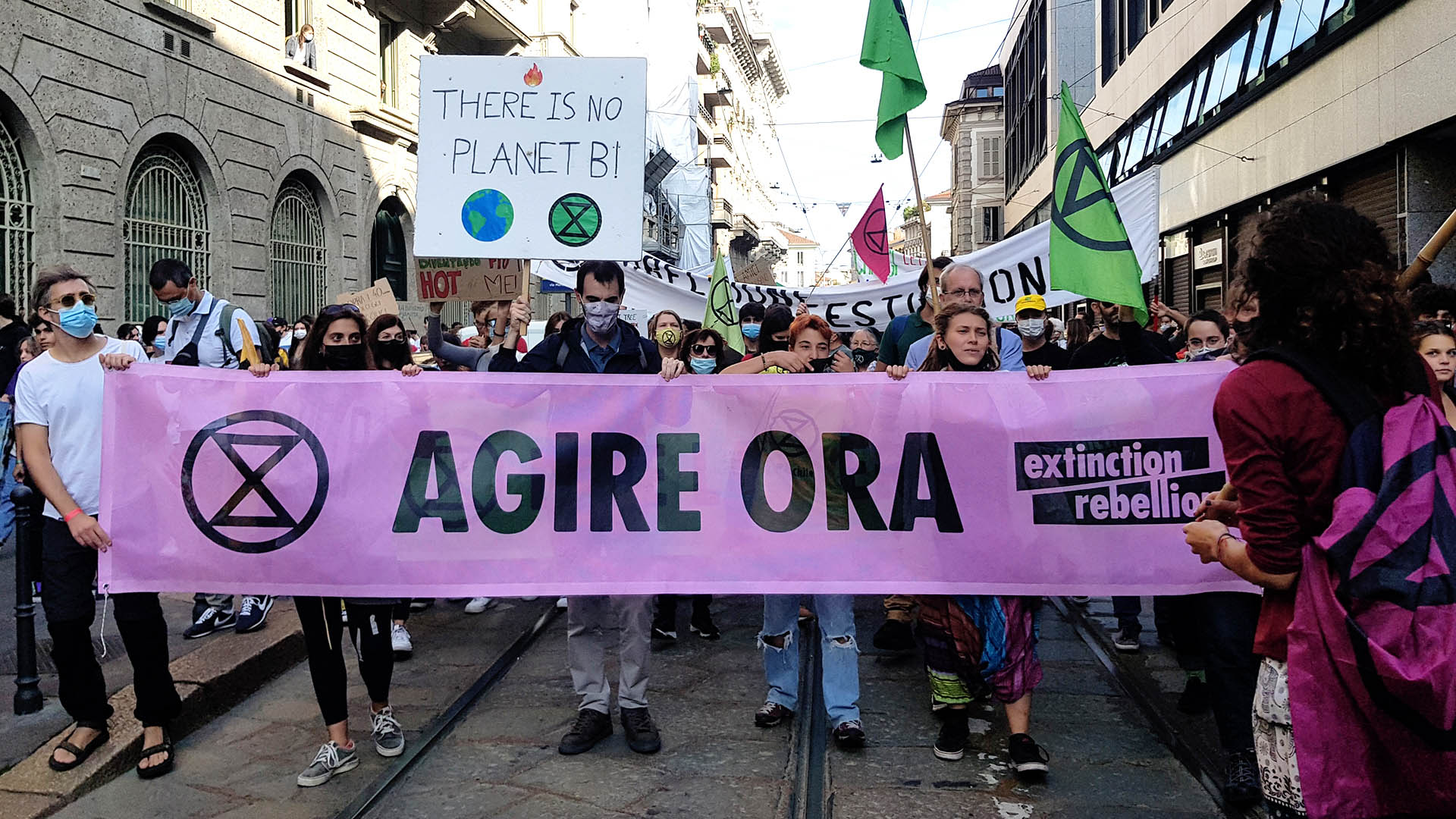 Manifestanti di Extintion rebellion a Milano, in occasione delle proteste che hanno preceduto COP26 (novembre 2021)