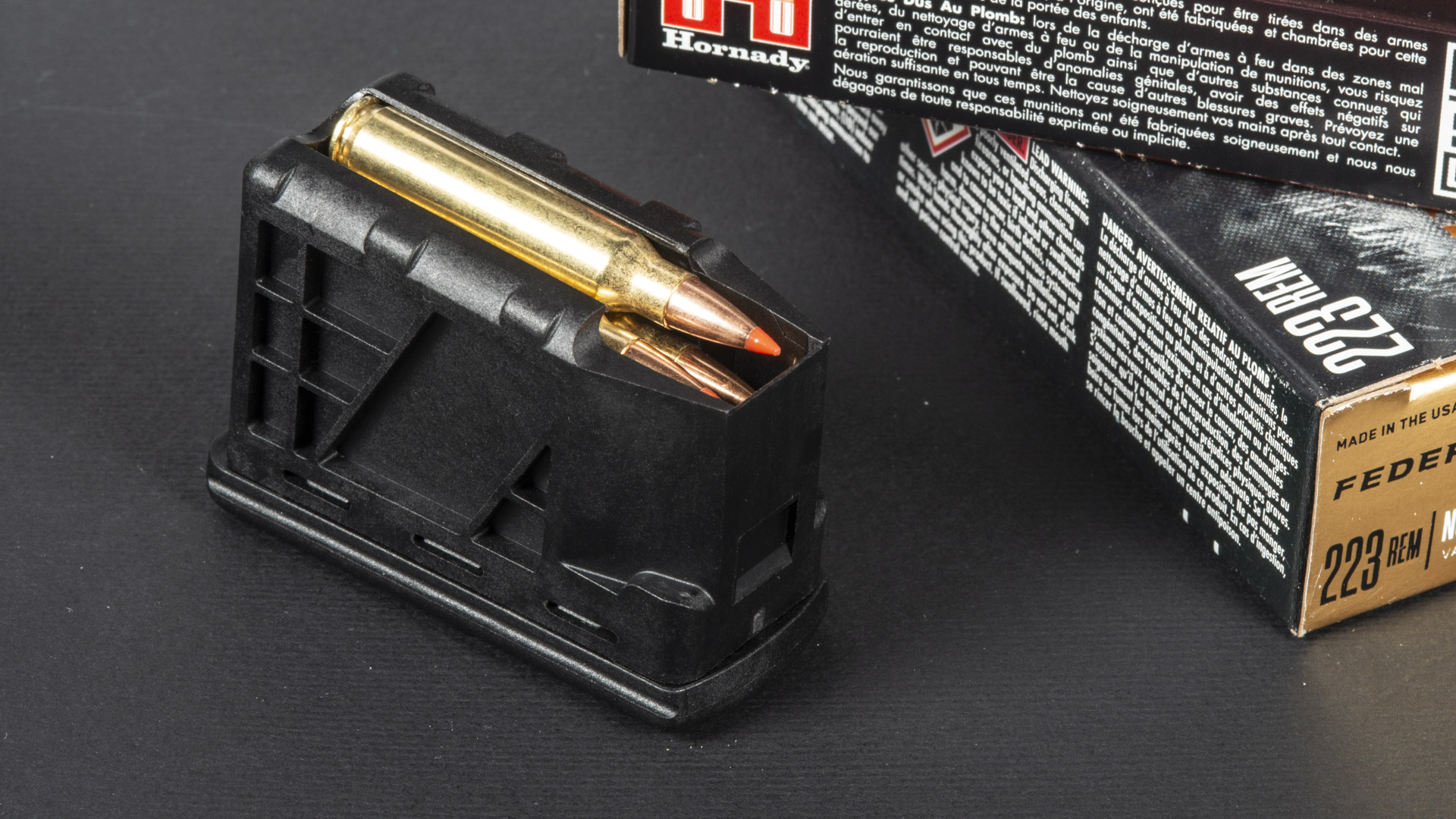 Il caricatore - da cinque colpi in calibro .223 Remington -  realizzato in materiale plastico molto resistente