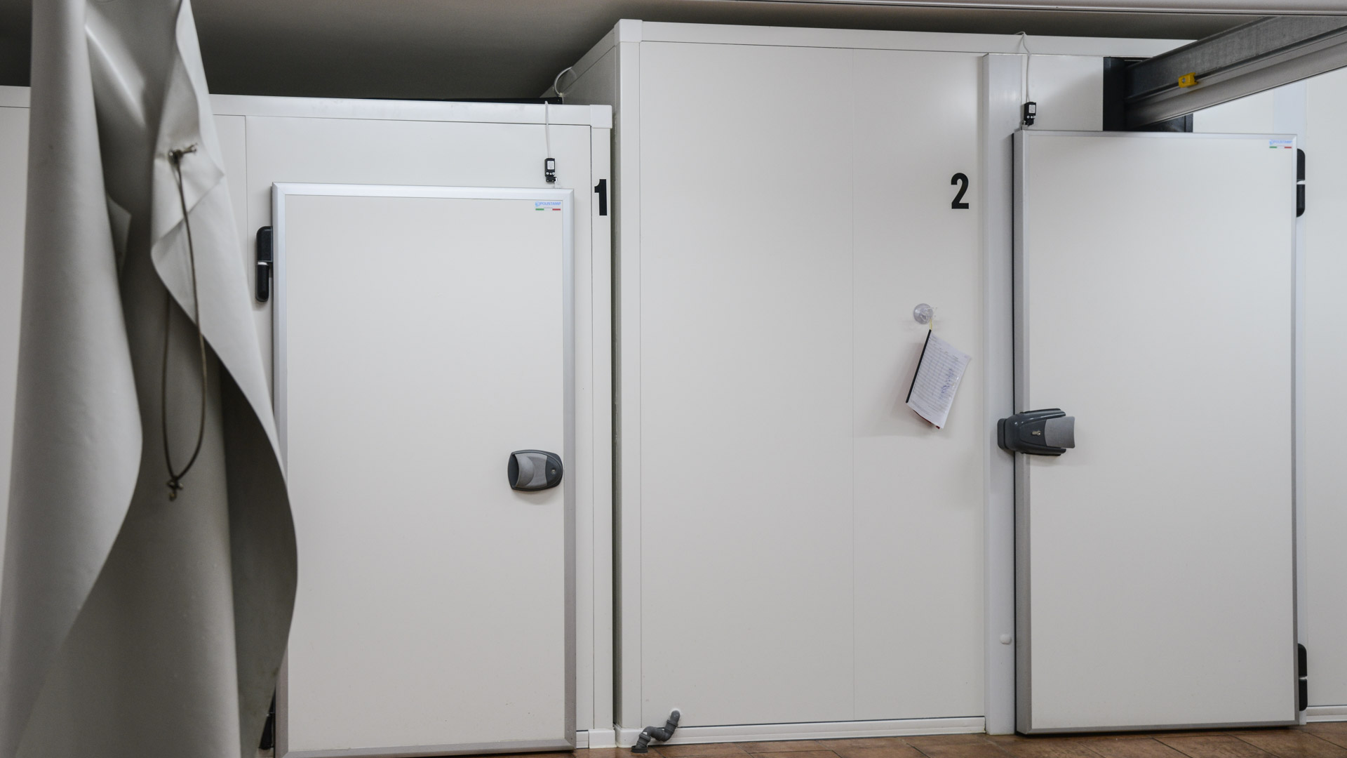 Nella prima delle tre celle frigorifere presenti vengono conservati i sottoprodotti della lavorazione poi smaltiti da parte di una ditta specializzata