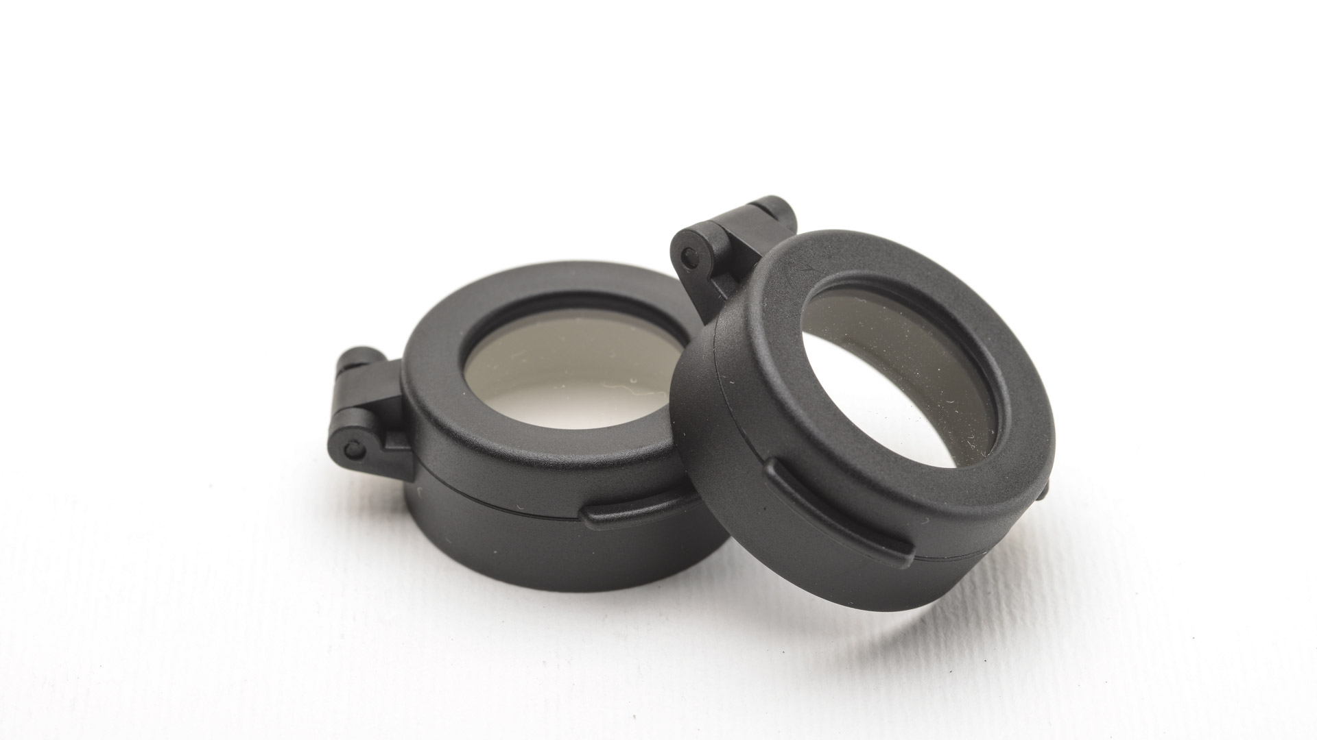 La confezione include due cover flip-up facilmente installabili a pressione; l'applicazione garantisce un livello superiore di protezione delle lenti