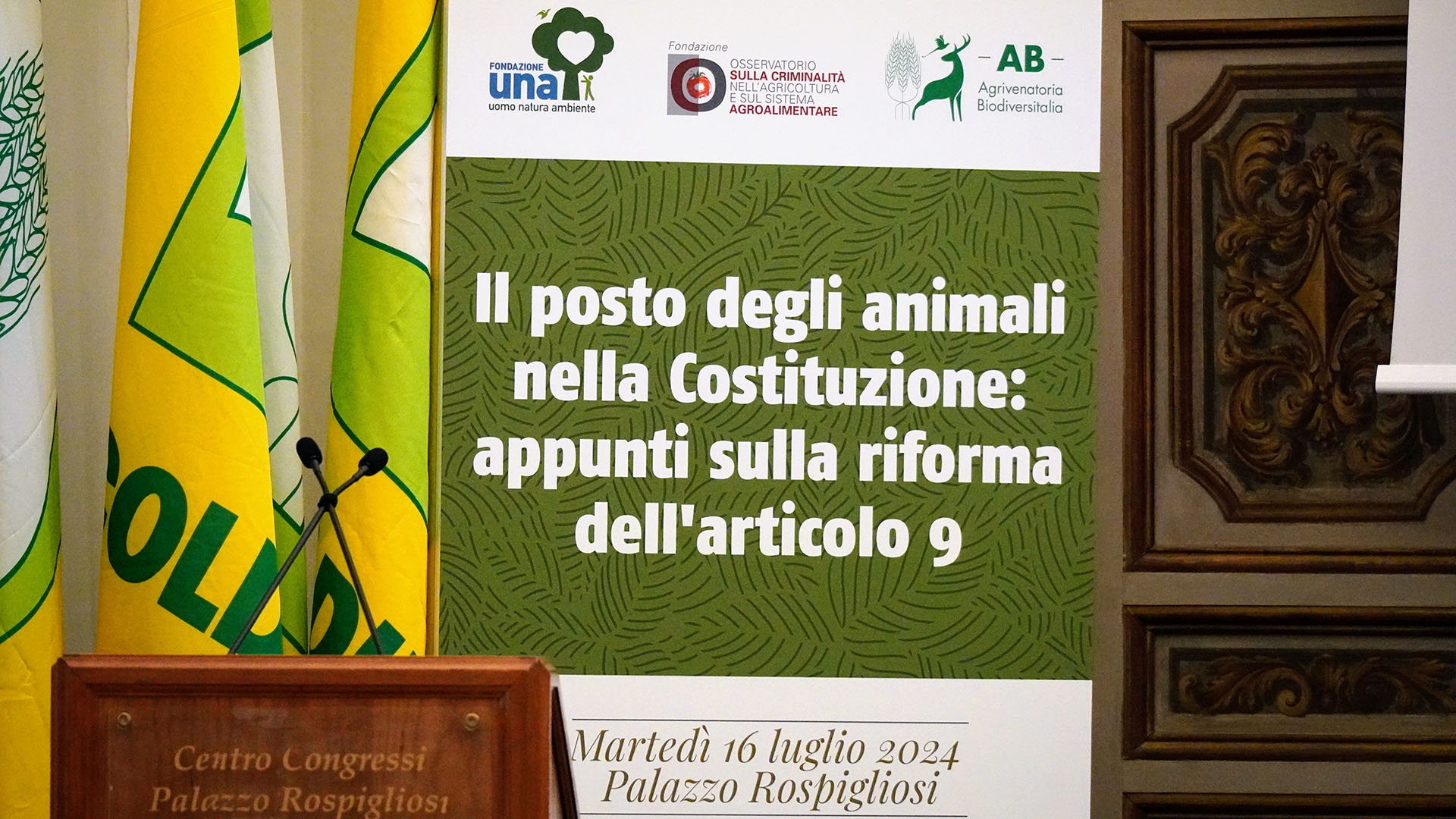 La modifica degli articoli 9 e 41 della Carta ha inserito la tutela dell'ambiente tra i princpi fondamentali della Costituzione, specificando che la Repubblica tutela l'ambiente, la biodiversit e gli ecosistemi nell'interesse delle future generazioni, che la legge dello Stato disciplina i modi e le forme di tutela degli animali e che l'iniziativa economica privata non pu recare danno alla salute o all'ambiente