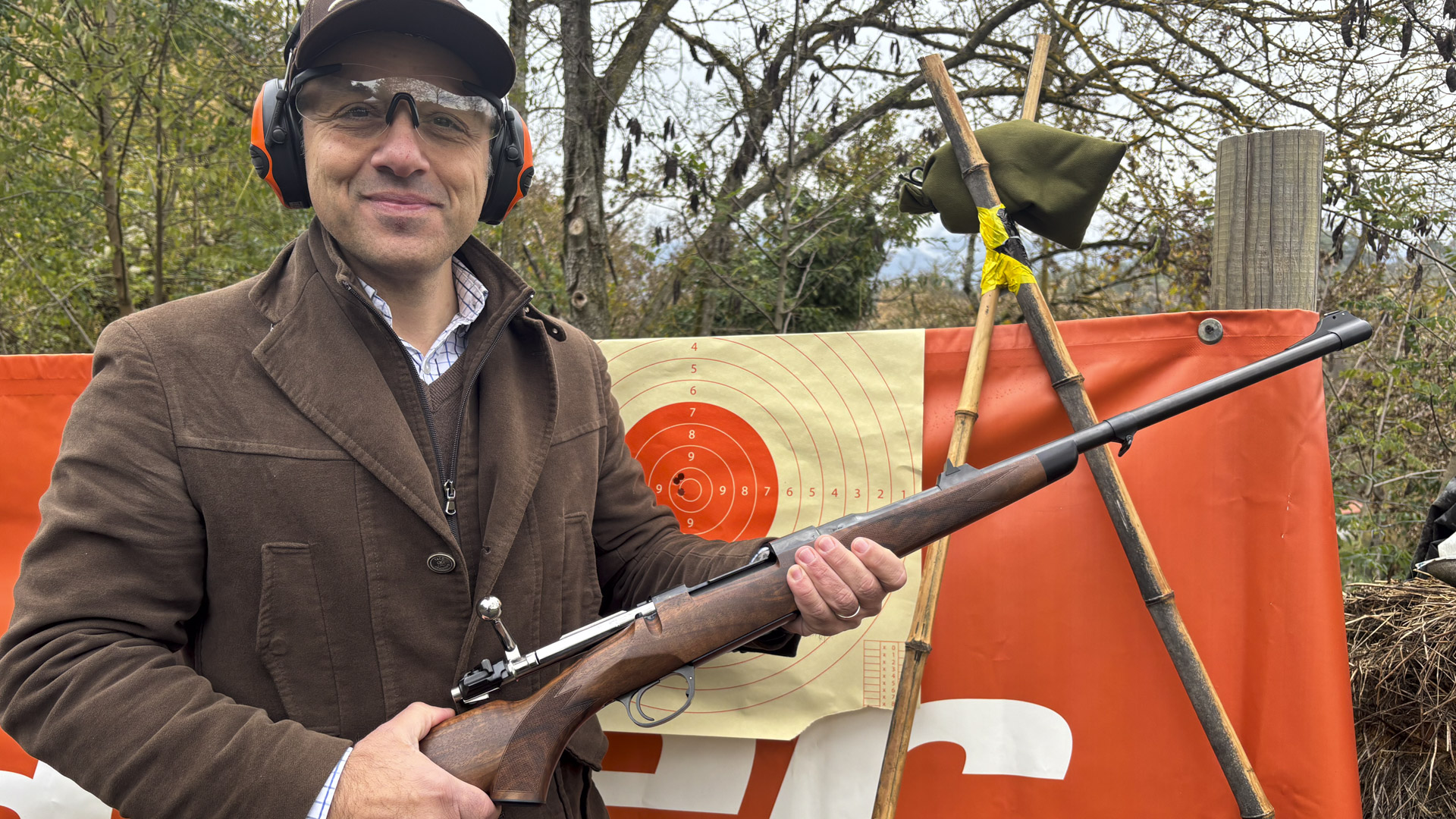 Matteo Brogi, per Hunting Log, si è cimentato su varie distanze e con varie armi. In questa immagine impugna una pregiata bolt action Mauser 1898 in 9,3x62