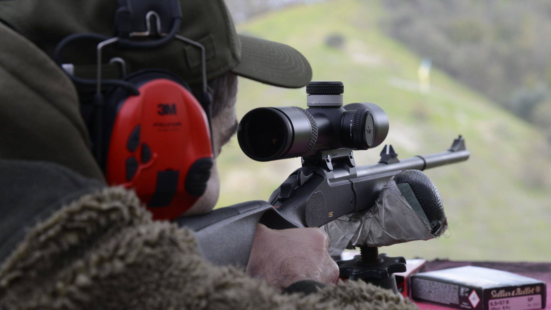 Un momento del test. Accanto alle armi del gruppo, (Blaser, Mauser e Sauer) erano presenti per dimostrazioni anche ottiche Blaser, Minox e Liemke